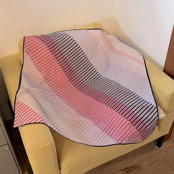 💥HOST PICK💥 VTG Designer silk geometric scarf - Picture 3 of 8